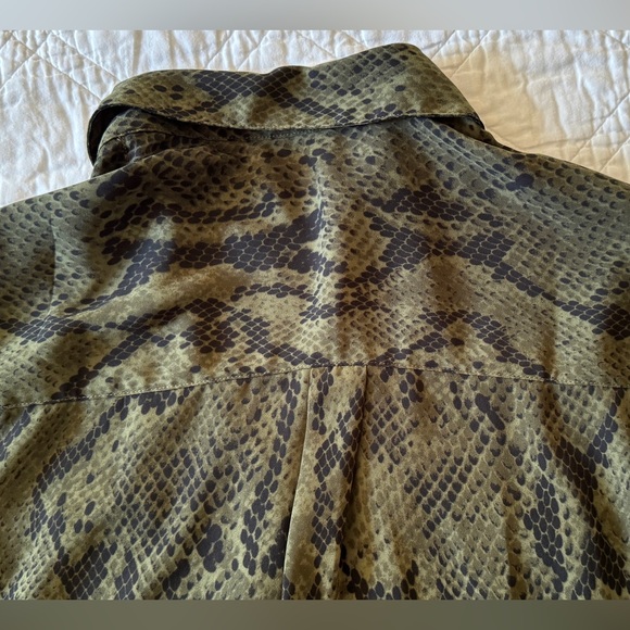 EXPRESS Snake Print V-Neck Blouse - Picture 4 of 8